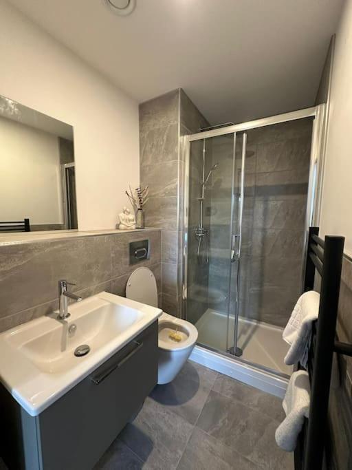 Stylish Central York Apartment Free Parking & Gym Bagian luar foto