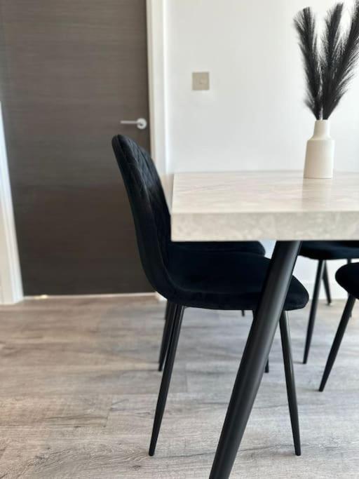 Stylish Central York Apartment Free Parking & Gym Bagian luar foto