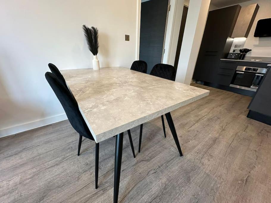 Stylish Central York Apartment Free Parking & Gym Bagian luar foto
